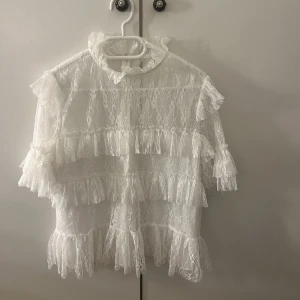 Bymalina topp - Säljer nu min fina vita bymalina topp i storlek M🤍