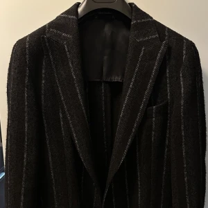 Oscar Jacobsson / blazer / kavaj - Snygg kritstrecksrandig blazer från Oscar Jacobsson! Den är i en skön ull, så passar perfekt till vintern med en grå stickad polo och jeans!  Kavajen är i fint skick, tyvärr inte kommit till användning så ofta, fel i storlek för mig. Storlek: 52