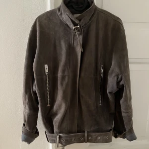 Mocka-jacka - Dagmar - Grå mockajacka från Dagmar. Något nött längst ner på ärmarna. 