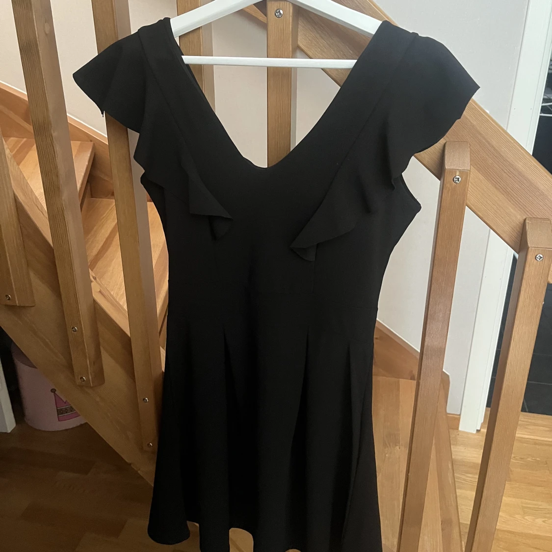 svart kort klänning