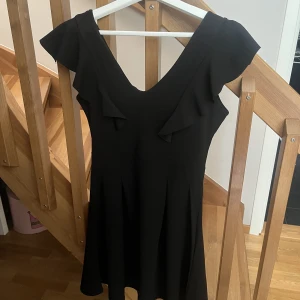 svart kort klänning - svart kort klänning i XS, topp skick
