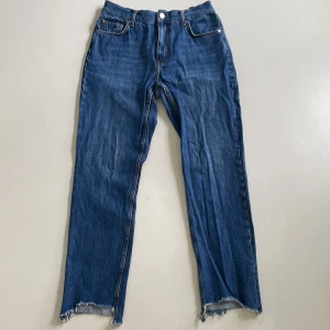 Blås jeans  - Jeans  i storlek M. Hela och rena, använda mycket när jag kom i dem. Bomull.  Passar bra med ett par boots.