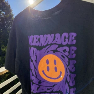 Oanvänd Grafic T-shirt från Mennace - Hej, säljer en snygg T-shirt från Mennace med tryck på båda sidor. Storlek M men oversized så passar även L. Nypris va runt 400kr. Köpt på asos. Pris inte hugget i sten. Hör av dig vid frågor. 