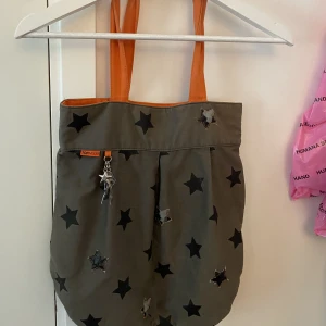 Stjärn väska - Handväska med stjärn mönster. Sjukt fin men inte så mycket min stil längre! 