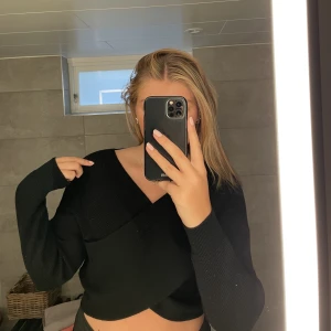 Tröja  - Säljer denna stickade omlott-tröjan från zara. Använd någon enstaka gång så i bra skick! Skriv vid frågor eller intresse!🙌🏼