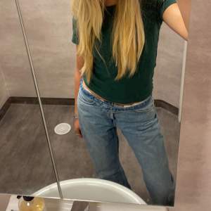 superfina jeans från zara köpta på plick men som tyvärr var för små för mig, andra bilden är från tjejen jag köpte dem ifrån!💗🥰
