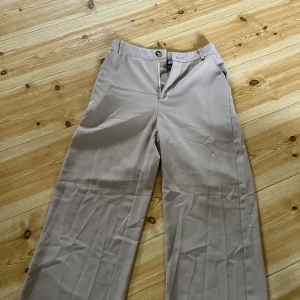 Kostym byxor - Kostymbyxor från shein, säljes då de var för stora för mig. Storleken är som en stor S. Nypris ca 250kr Säljer likadana i svart färg😊