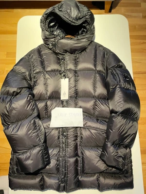 CP COMPANY jacka herr  - CP COMPANY JACKA HERR  PRIS:3500kr Nypris:7000kr  Storlek: large (54) Splitterny tags och kvitto finns   Skicka iväg ett meddelande vid frågor eller funderingar! Finns i Sundsvall men kan fraktas över hela Sverige med fri spårbar frakt!  