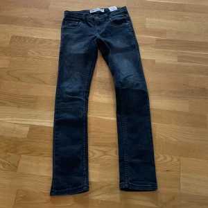 Levi’s jeans stl 10 år  - Snygga svarta skinny jeans i fint skick. 