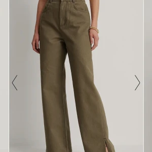 Bruna Jeans NAKD - Säljer dessa snygga jeans från NAKD då de inte passar mig längre.  Storlek: 32  Köpare står själv för frakt :)   