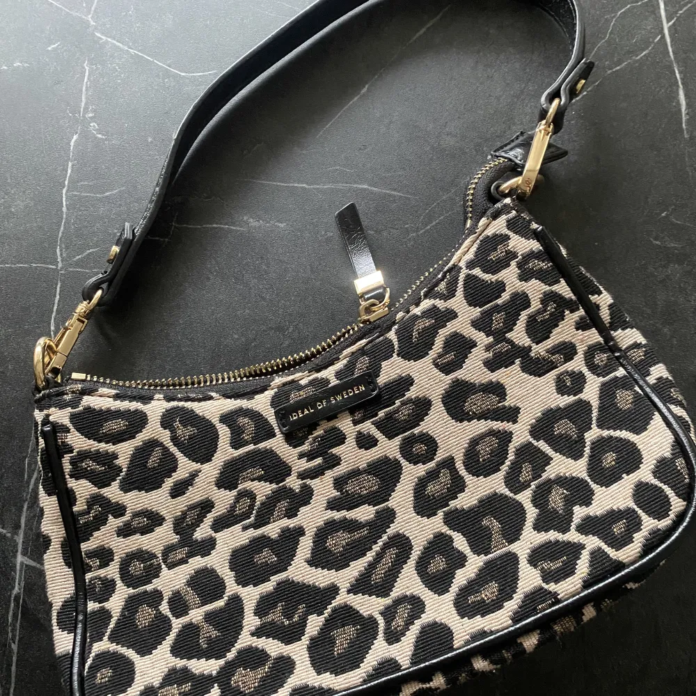 Leopard väska från Ideal of Sweden, helt oanvänd. . Väskor.