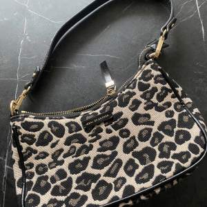 Leopard väska från Ideal of Sweden, helt oanvänd. 
