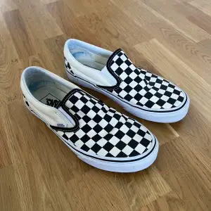 Rutiga Vans. Sparsamt använda, superfint skick. (Det blåa inuti skorna är från ett par sulor jag använt). 