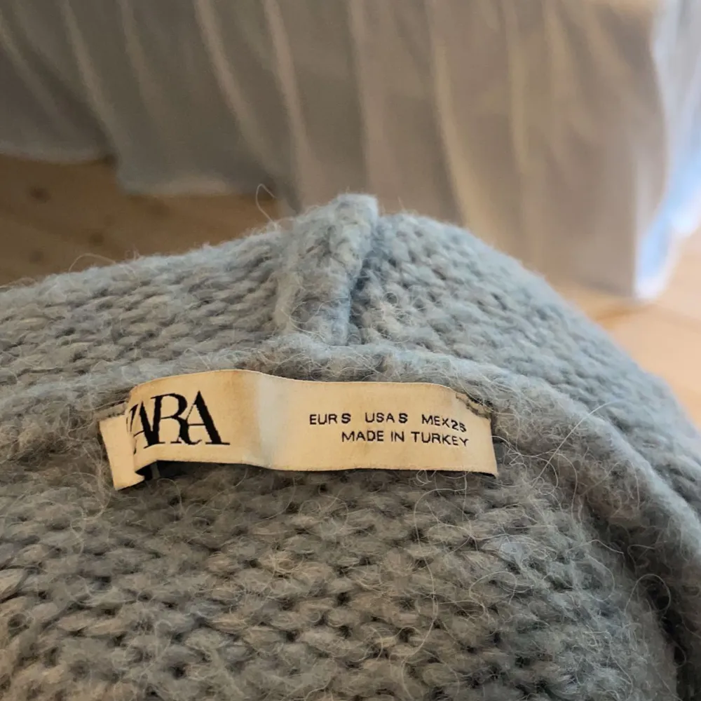 Stickad tröja från Zara i storlek S, passar perfekt nu till hösten🤩.skriv privat för fler bilder. Tröjan är ganska nopprig och där av priset! Köp direkt för 350kr. Stickat.