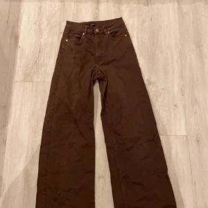 Bruna jeans  - För långa för mig. Skriv till mig om ni vill ha mer information. . (Frakten står alltid med i priset men om jag kan lämna det eller möta upp nån blir de billigare)