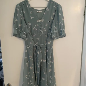 Blå klänning - Somrig, blå klänning från Cubus i storlek 44, sitter bra på mig som är 177cm. Använd vid 1/2 tillfällen!