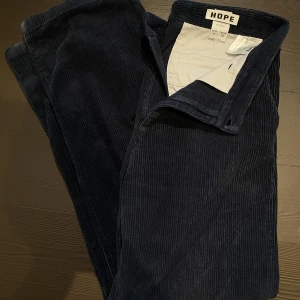 Hope Manchesterbyxor med Bootcut - Hej, säljer ett par väldigt snygga mörkblå Manchesterbyxor med en vid passform och lite bootcut. Storlek 46 men passar snarare 48. Nypris va runt 1500kr. Väldigt bra skick och otrolig kvalite. Priset är inte hugget i sten. Hör av dig vid frågor. 