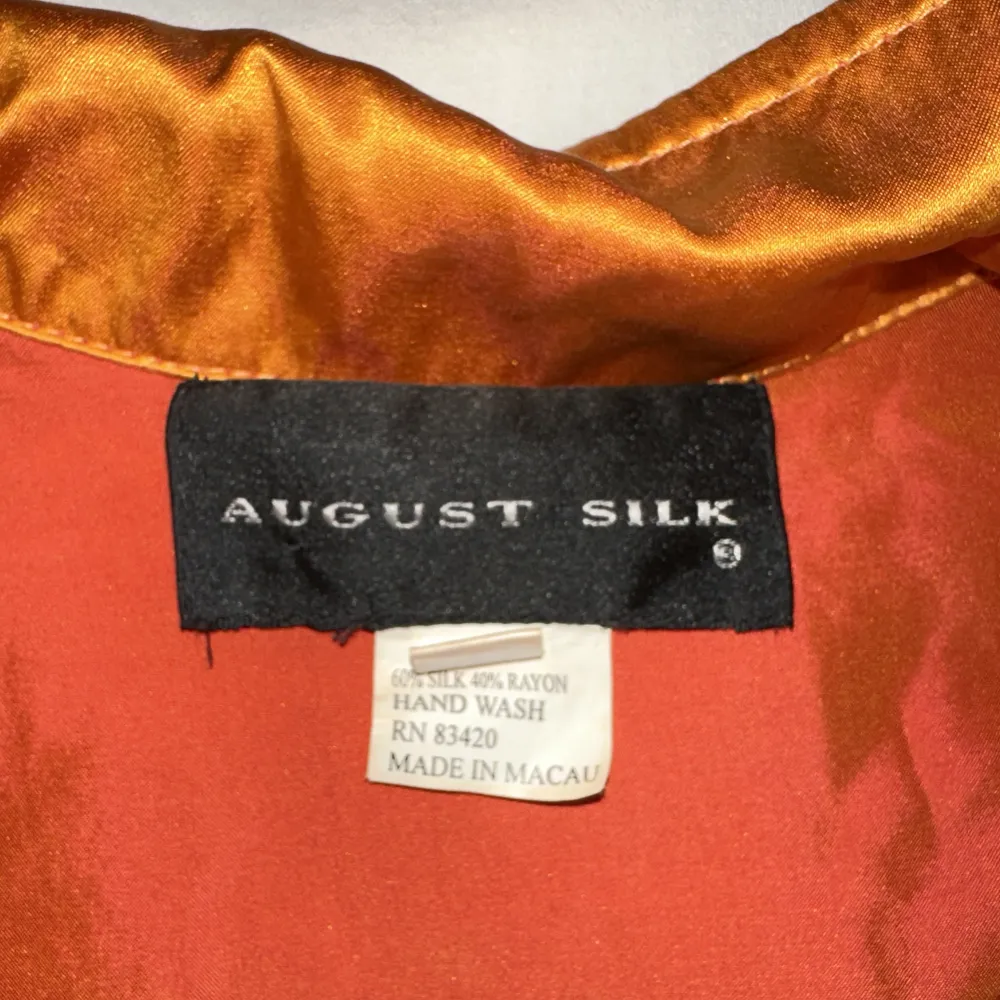 Orange vintage kortärmad skjorta i glansigt tyg av siden och viscose . Storlek M. 🔶🔸🟠🔸🔶. Skjortor.