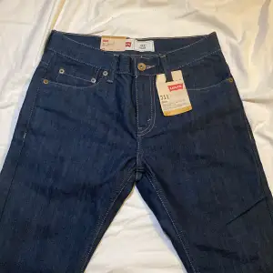 Ett par sjukt snygga Levi’s jeans i storlek 27x27. Jeansen är helt oanvända och lapparna sitter kvar. Älskar färgen men tyvärr passar de inte mig. Nypris är 1195kr, mitt pris är 499 :)