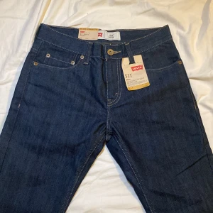 Levi’s 511 Slim Fit Bacano - Ett par sjukt snygga Levi’s jeans i storlek 27x27. Jeansen är helt oanvända och lapparna sitter kvar. Älskar färgen men tyvärr passar de inte mig. Nypris är 1195kr, mitt pris är 499 :)