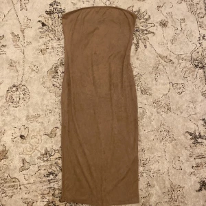 Beige klänning nelly mocka - Klänning i beige mockaliknande tyg från nelly. Storlek S. 