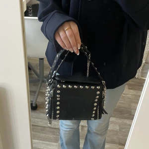 Väska zara - Super fin väska från zara💓 den är lite rostig i kedjan och den har tappat färgen på knapparna inuti men inget som syns på utsidan!💓