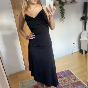 Lång svart klänning - Svart klänning med superfin urringning  och sneskuren längst ner🩷