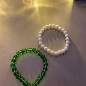 Två pärlarband i färgen grön och vit.⬜️🟩