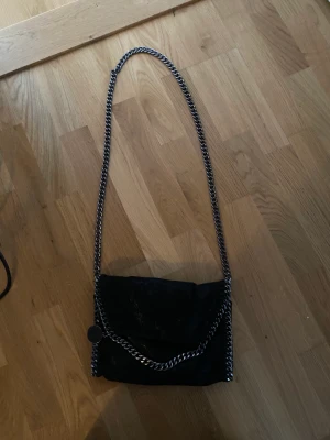 Stella McCartney väska!! - Säljer nu min väska som liknar Stella McCartney! Då den inte kommer till användning längre🥰