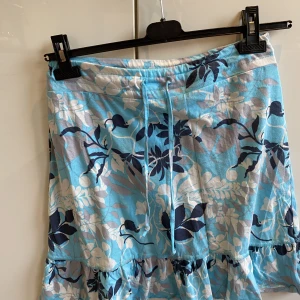 Kjol  - Fin kjol. Slutar ovanför knät 