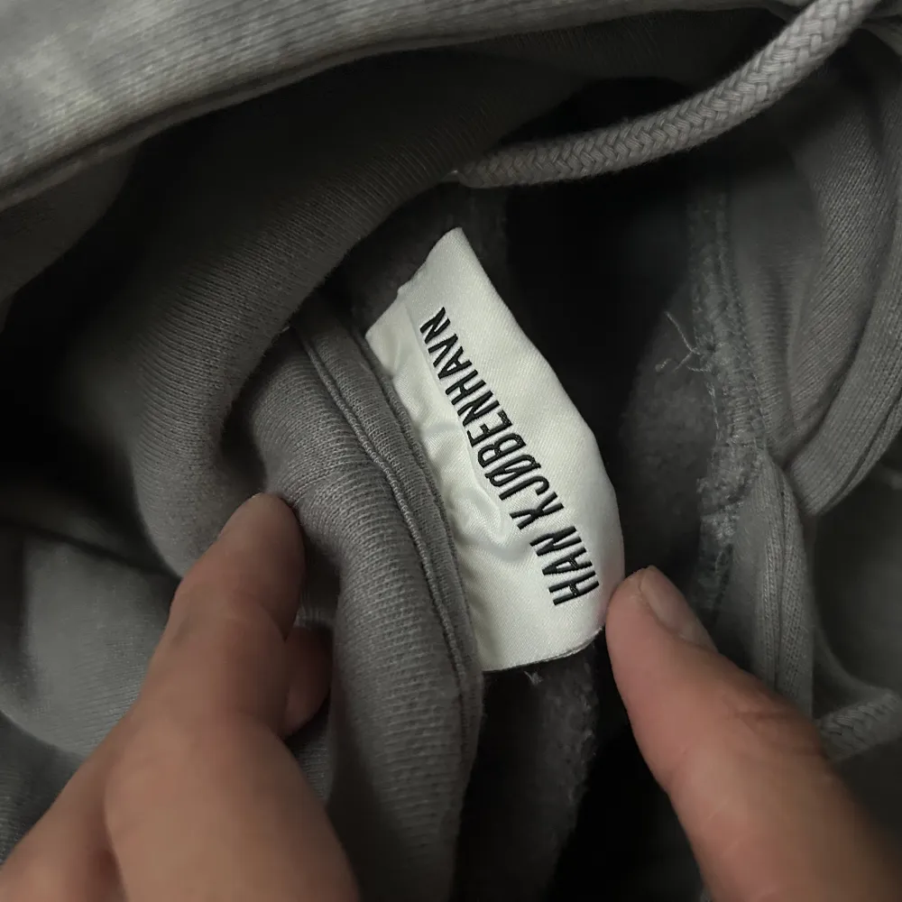 Riktigt fin Han kjobenhavn hoodie som inte är några fel på alls. Använd ett fåtal gånger. Säljs för 450 och köpt för 1400. Hoodies.