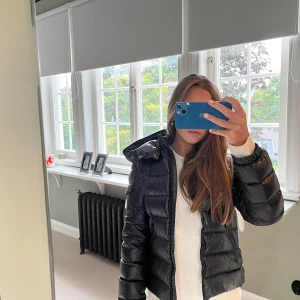 Svart Moncler jacka - En superfin svart monclerjacka i jättebra skick! Det är en jätte populär model som inte längre finns kvar på hemsidan. Jag säljer den då den inte kommer till användning längre. Nypris är 7225kr och jag säljer för 4500 eller högst bud!