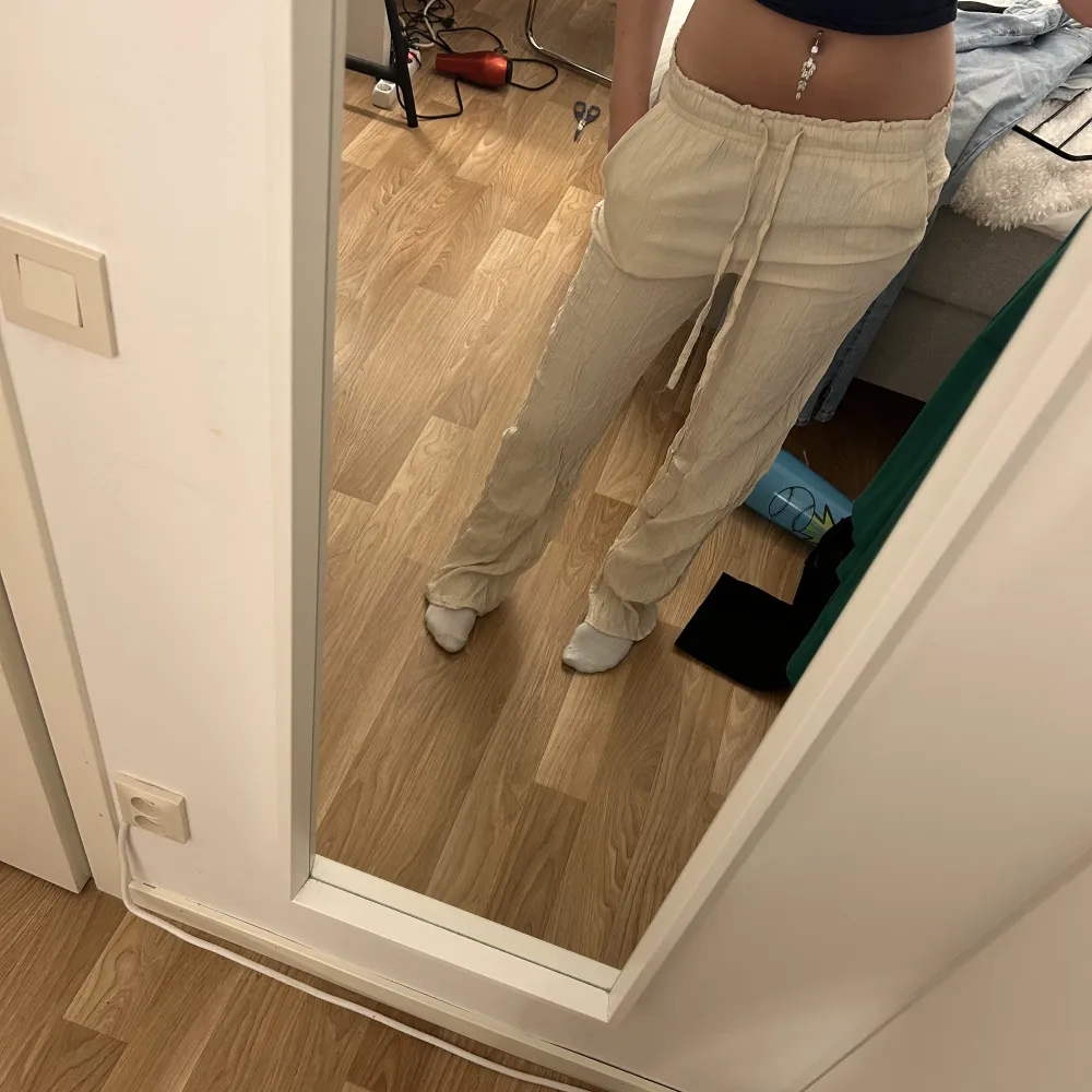 Säljer nu mina beiga linnebyxor från zara då de inte kommer till användning längre🌸går både att ha dom Low waist och High waist😊tveka inte att höra av er om ni har frågor eller liknande🫶🏼. Jeans & Byxor.