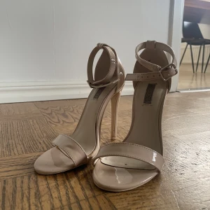 Beigea klackar - Bra skick, stl: 36 Nypris:200 Pris går att diskuteras 