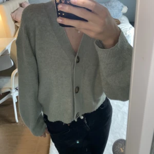 Stickad kofta - Säljer denna stickade koftan från H&M! Köptes för 299 kr och är i fint skick. Kontakta mig för fler bilder eller vid intresse!