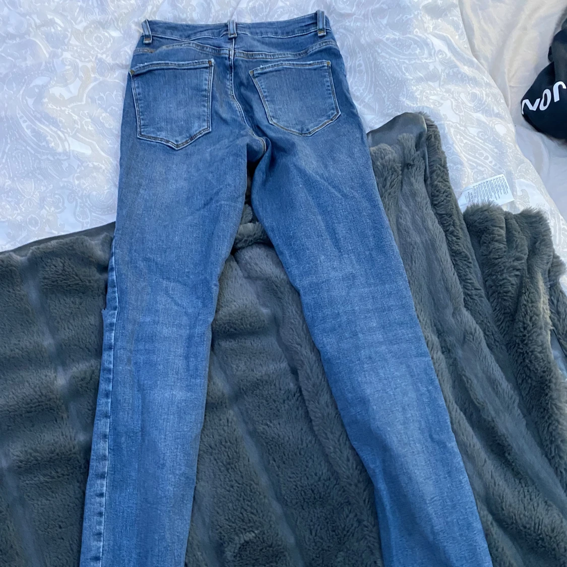 Jeans med hål  - 90