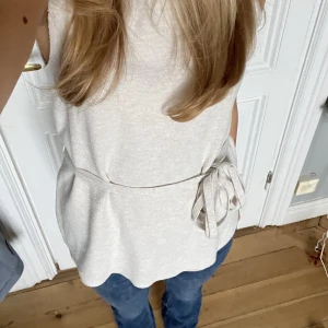 Topp från Zara - Denna topp är så söt, och man kan ha den med eller utan band runt magen💗. Den har inga ärmar, lätt krage som går upp lite över halsen vilket är en fin detalj. Skönt och mysigt material. Hör av dig om du vill köpa, har frågor eller vill ha fler bilder!💞 
