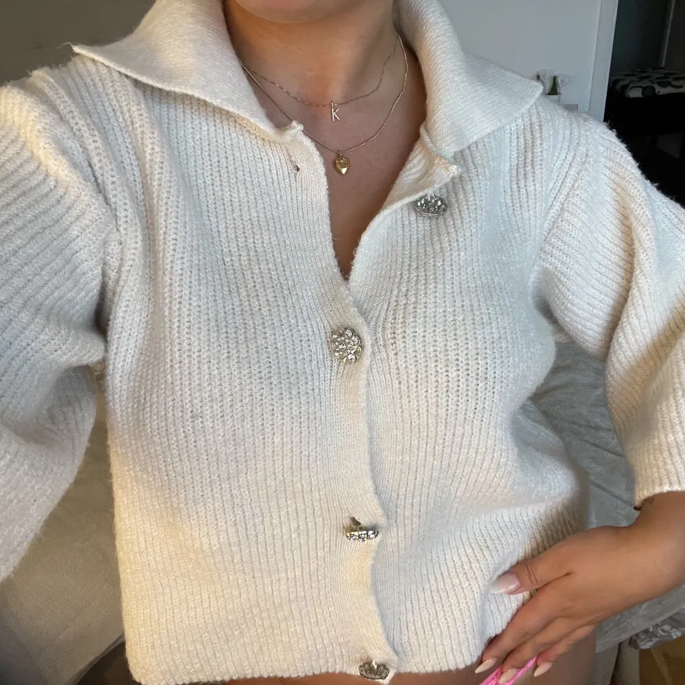 en superhärlig och fin unik stickad trekvartsärmad tröja, säljer pga att den inte kommer till användning längre!! . Stickat.