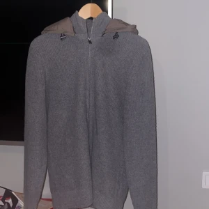 Massimo dutti - Massimo dutti cardigan/kofta Eftertraktad och slutsåld Skick 9,5/10 Inga skavanker Dragkedja till luvan så man kan ta av den.