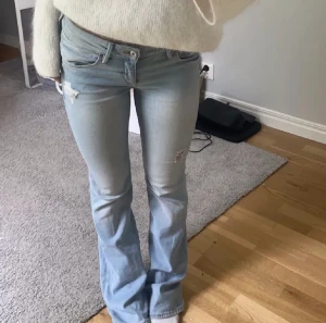 Ljusblå jeans - Säljer dessa jättefina ljusblå jeans då dom tyvärr inte passar mig. (Bilderna är lånade ifrån den förra ägaren💘)