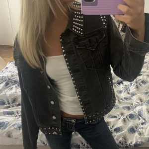 Jeansjacka med nitar - Jättesnygg jeansjacka med nitar från Vigoss. Hittar inte någon storlek men jag är 172 och brukar ha storlek S som referens🫶🏽