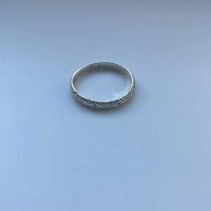 Säljer denhär fina ringen som köptes i Korsika för ung ett år sedan men kommer inte till användning längre. Den är i äkta silver och har inte skadas osv! Org pris 200kr