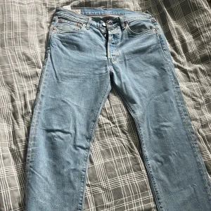 Levis jeans 501 - Hej! Säljer mina Levis jeans som endast är använda en gång! Priset är inte hugget i sten.
