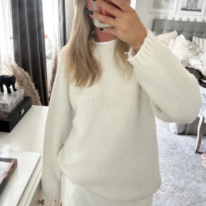 Tröja - Vit stickad tröja ifrån bikbok 