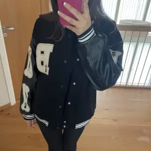 Helt ny oversized varsity jacka som aldrig använts! Storlek S men passar även större storlekar beroende på hur man vill ha passformen🥰