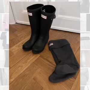 Hunter gummistövlar 34 - Svarta Hunterstövlar i använd men bra skick. Med tillhörande fleecestrumpor. 