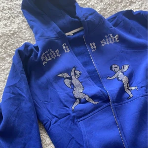 Side by side hoodie  - Säljer min side by side hoodie för 450kr, 1000kr ny. Storlek xs men dom är väldigt stora i storleken så skulle nog säga S nästan M