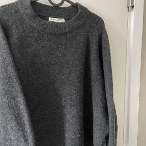 Super fin & skön mörkgrå stickad tröja från Pull&Bear🖤 Storlek S🖤 men passar mellan storlekarna XS-M🖤 Använd fåtal gånger men utöver det i bra skick🖤