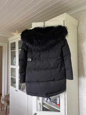 Cedrico jacka  - Cedrico jacka som är sparsamt använd, nästintill aldrig använd, äkta päls, nypris 8 000kr