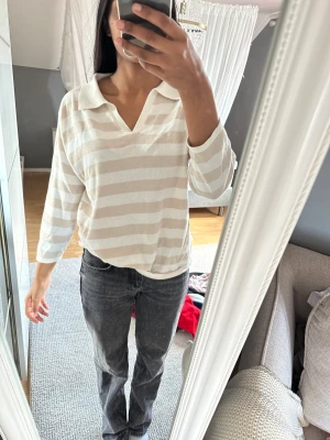 Tröja - Långärmat tröja i storlek L, passar mig som vanligtvis har S i storlek. 